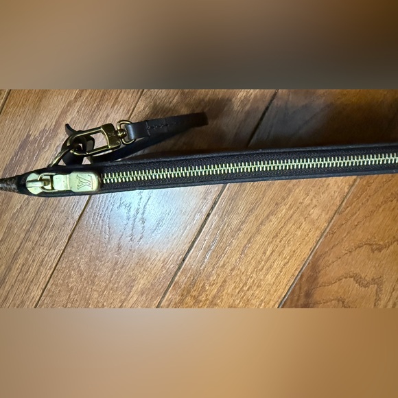 Authentic Louis Vuitton Damier Neverfull GM Pochette Cherry interior - Picture 4 of 12